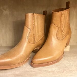New Women’s size 8 Frye Sacha Chelsea distressed pull-on leather bootie- tan